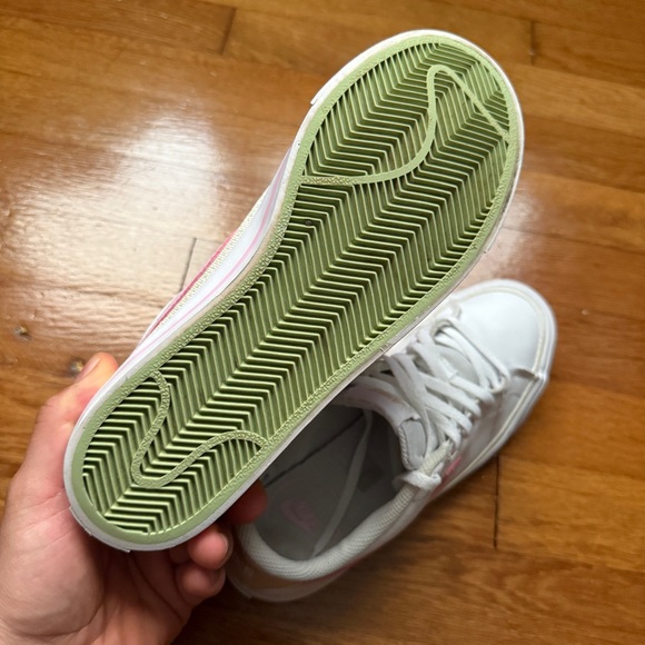 Girls White/Pink Nike Shoes - Picture 6 of 7